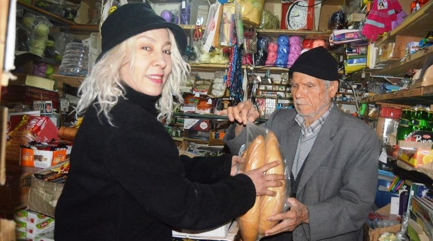 Mahalleli 70&rsquo;lik bakkala sahip &ccedil;ıkıyor