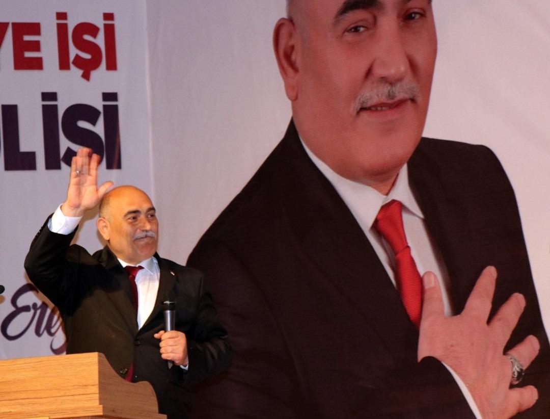 AK Partililer salona sığmadı