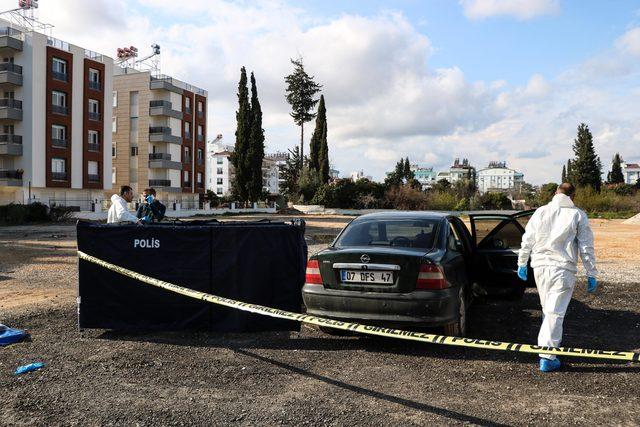 Kayıp olarak aradığı oğlunu otomobilinde ölü buldu