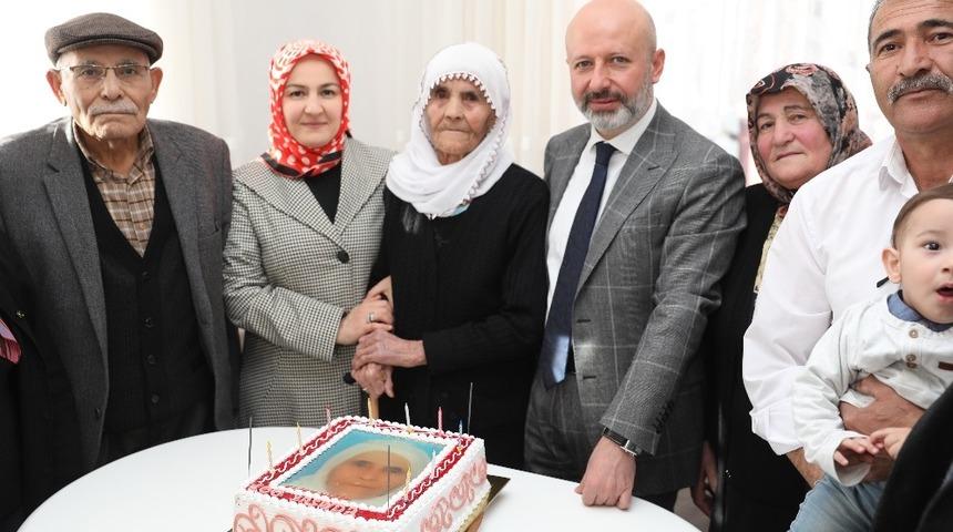 7 &ccedil;ocuğu ve 82 torunu olan Elife Yiğit 100. yaşını kutladı