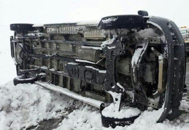 Bingöl’de öğrenci servisi devrildi: 5 yaralı