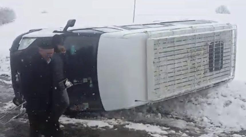 Bing&ouml;l&rsquo;de &ouml;ğrenci servisi devrildi: 5 yaralı