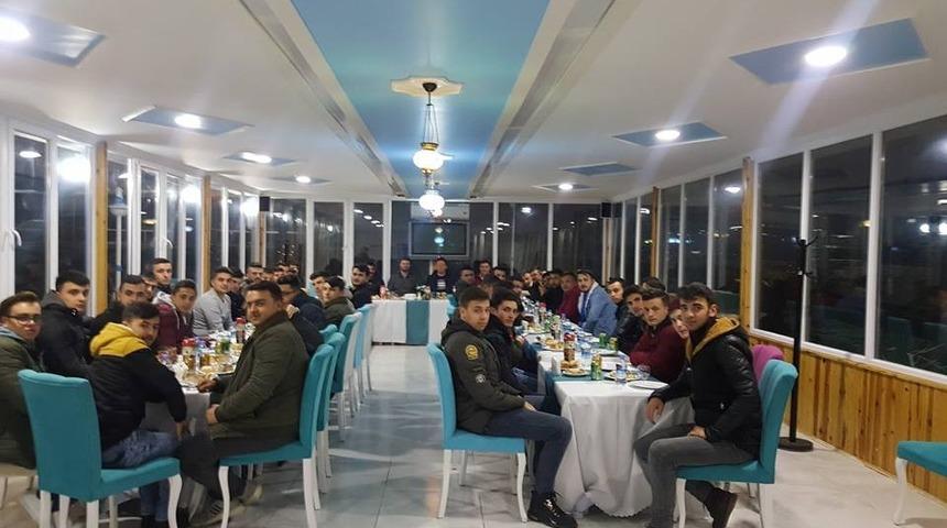 Emet&rsquo;te AK Partili gen&ccedil;ler yemekte buluştu