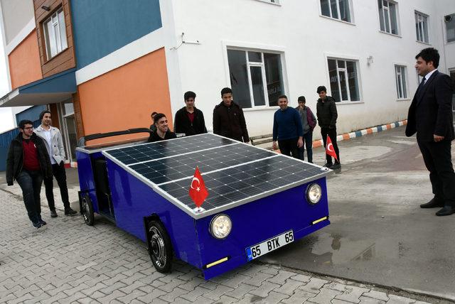 Vanlı öğrenciler, güneş enerjisiyle çalışan çift kişilik araç üretti 