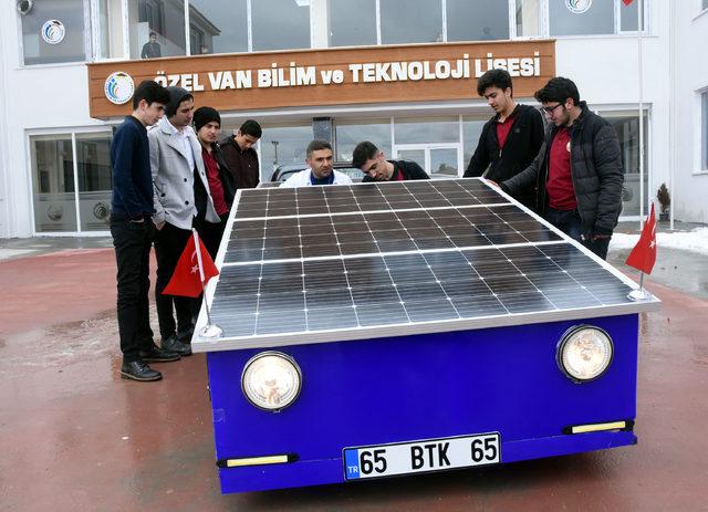 Vanlı öğrenciler, güneş enerjisiyle çalışan çift kişilik araç üretti 