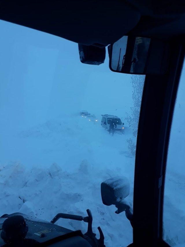 Arızaya giden VASKİ ekipleri kar ve tipide mahsur kaldı