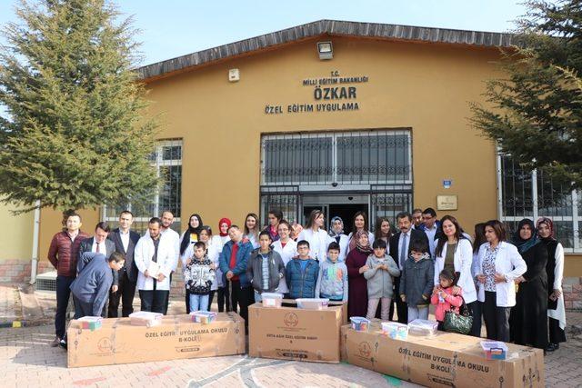 Özel öğrencileri sevindiren ‘Materyal’ dağıtımı