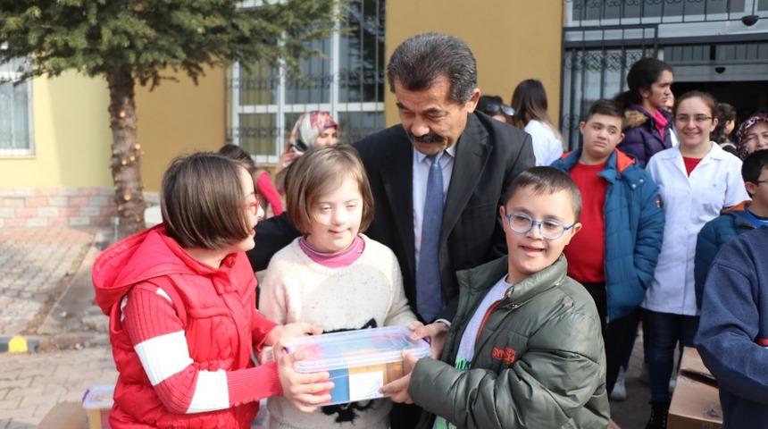 &Ouml;zel &ouml;ğrencileri sevindiren &lsquo;Materyal&rsquo; dağıtımı