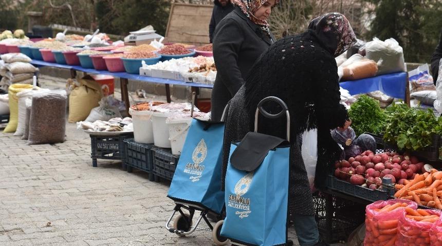 Artuklu Belediyesi bin pazar arabasını vatandaşa dağıttı