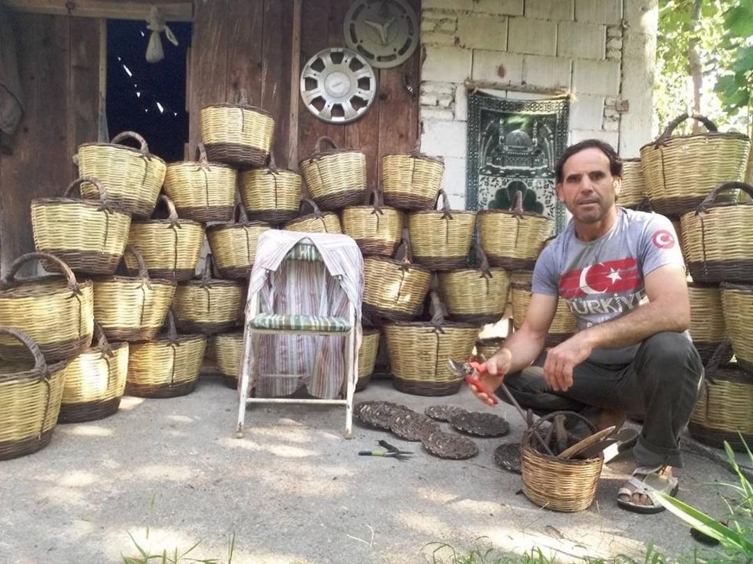 K&ouml;y&uuml;n ihtiyarlarından &ouml;ğrendiği sepet&ccedil;iliği halen devam ettiriyor 