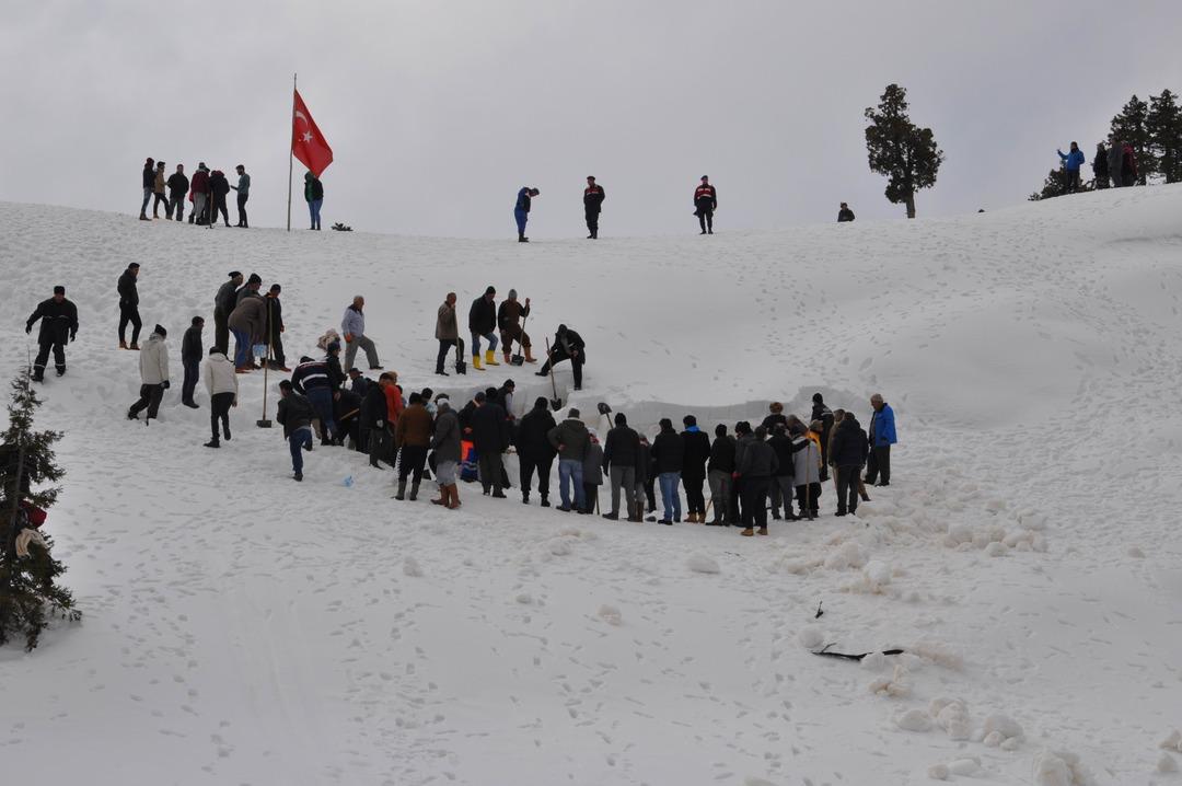 Yaz i&ccedil;in tonlarca kar depoladılar!