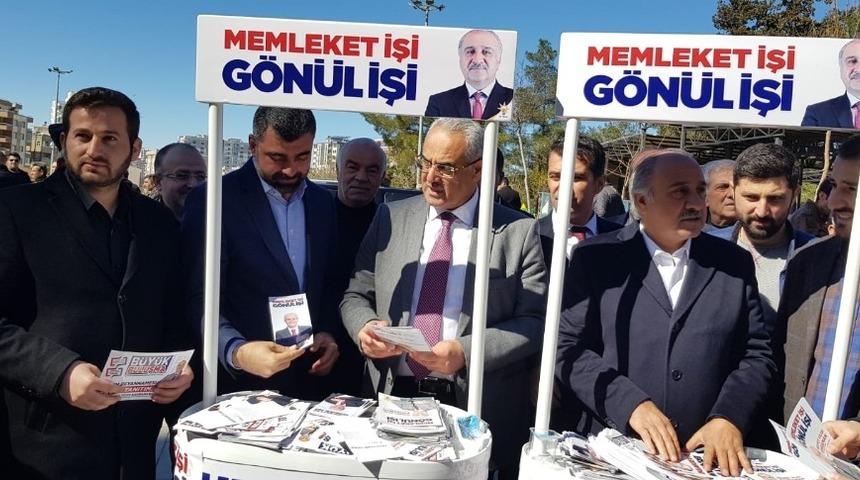 AK Parti Mardin gen&ccedil;liği her il&ccedil;ede stand a&ccedil;tı