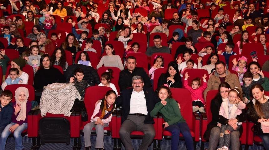 Başkan Can, &ccedil;ocuklarla tiyatro oyunu seyretti