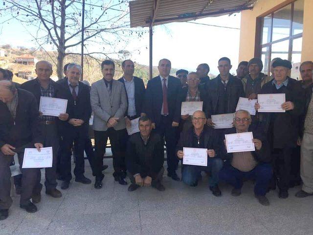 Zeytin budama ustaları belgelerini aldı