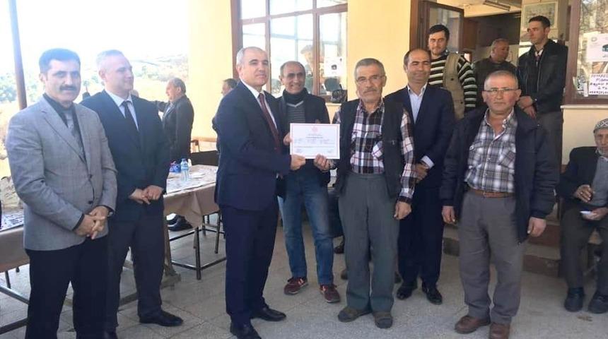 Zeytin budama ustaları belgelerini aldı