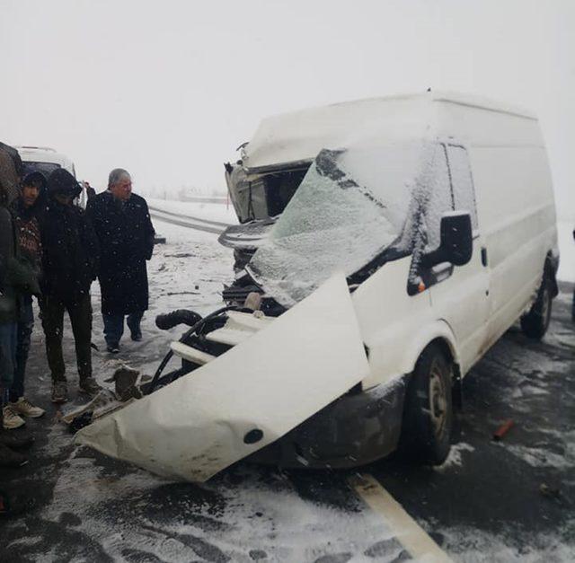 Kaçak göçmenlerin minibüsü ile diyaliz merkezinin aracı çarpıştı: 22 yaralı