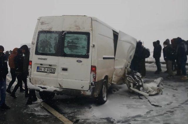 Kaçak göçmenlerin minibüsü ile diyaliz merkezinin aracı çarpıştı: 22 yaralı