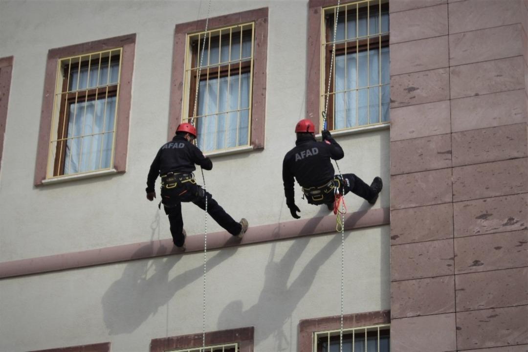 AFAD&rsquo;tan okulda deprem ve yangın tatbikatı