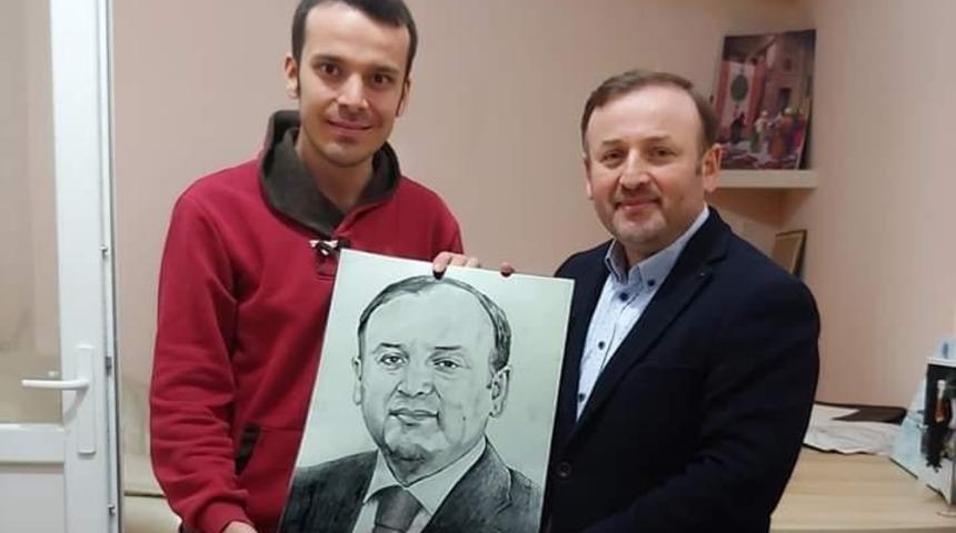 Ressam vekilden, kendi resmini &ccedil;izen işitme engelli yeteneğe ziyaret