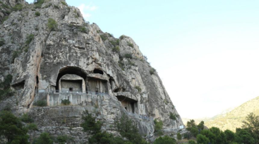 Amasya’da yıllarca tek tek oyulan kayalardan ortaya çıkan ilginç Kral Mezarları