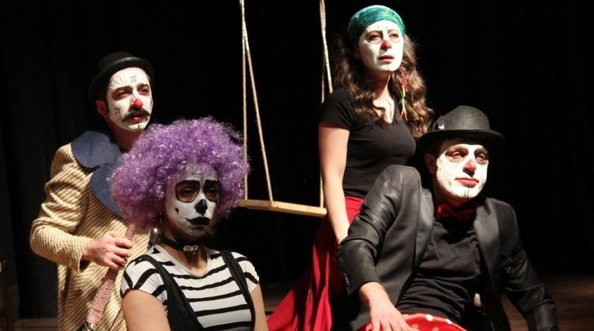 Gugulumdakiler sahneye sığmıyor