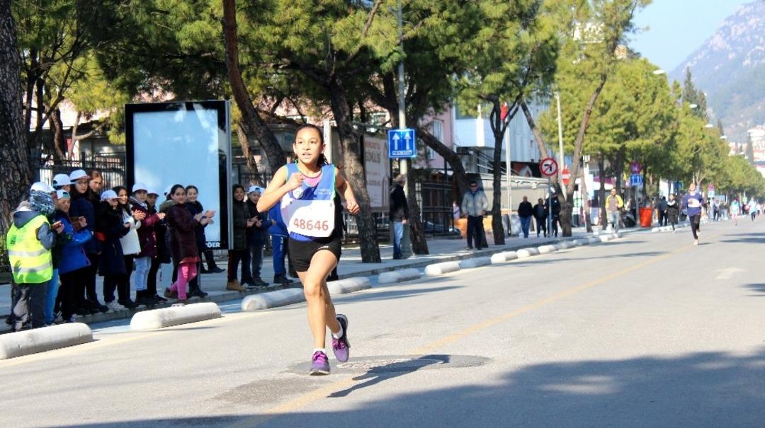 Bağımlılığa dikkat &ccedil;ekmek i&ccedil;in yarıştılar