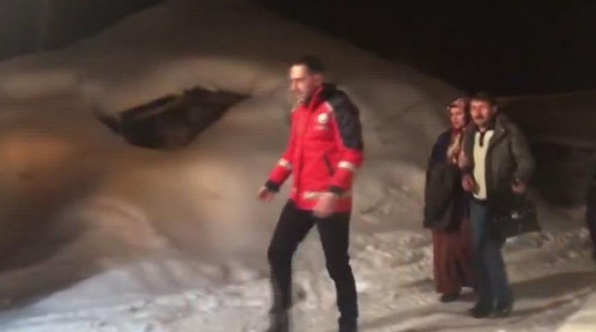 Karlı yolları aşan ekipler, hamile kadını 6 saatlik &ccedil;alışmayla kurtardı