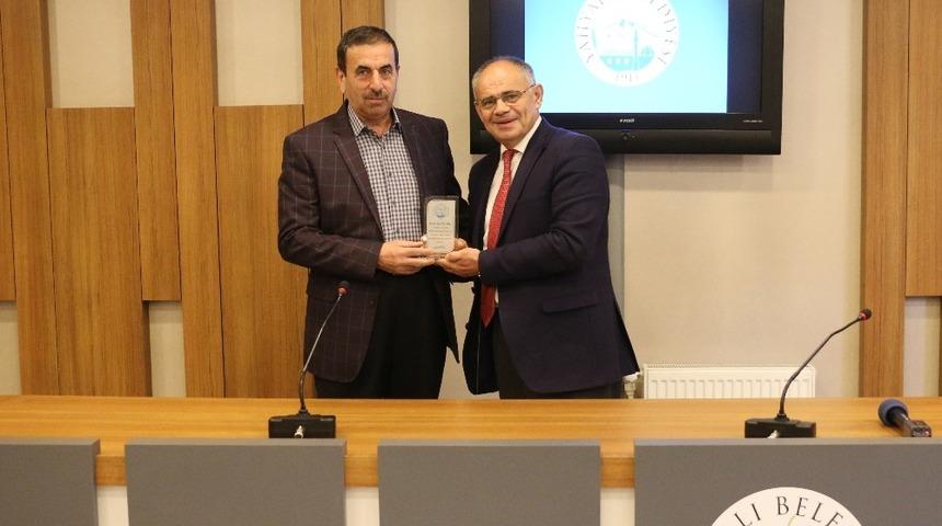 Başkan &Ouml;zt&uuml;rk&rsquo;ten Meclis &Uuml;yelerine teşekk&uuml;r plaketi