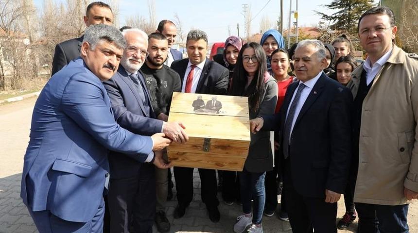 Sarıoğlan ziyaretinde Başkan B&uuml;y&uuml;kkılı&ccedil;&rsquo;a şaşırtan hediye