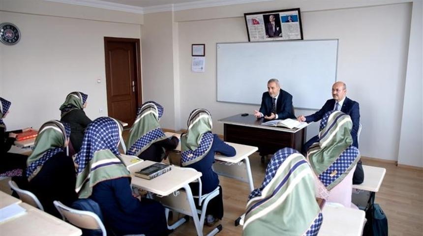 M&uuml;ft&uuml; &Ccedil;etin S&uuml;reyya Hanım Kız Kur&rsquo;an Kursunu ziyaret etti