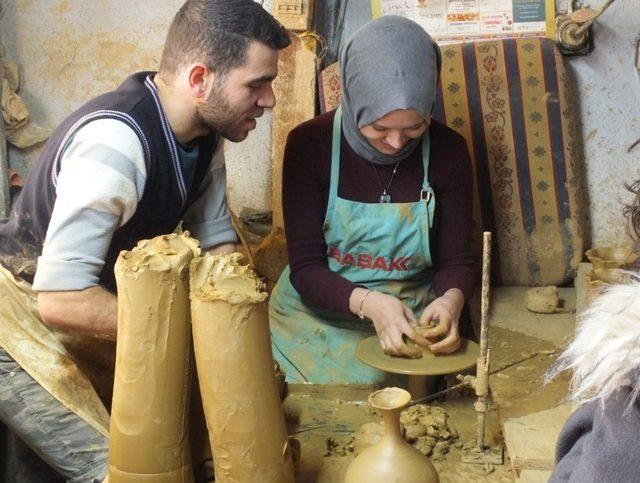 Çömlek ustası atölyesini gençlere açtı