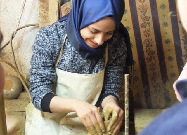 Çömlek ustası atölyesini gençlere açtı