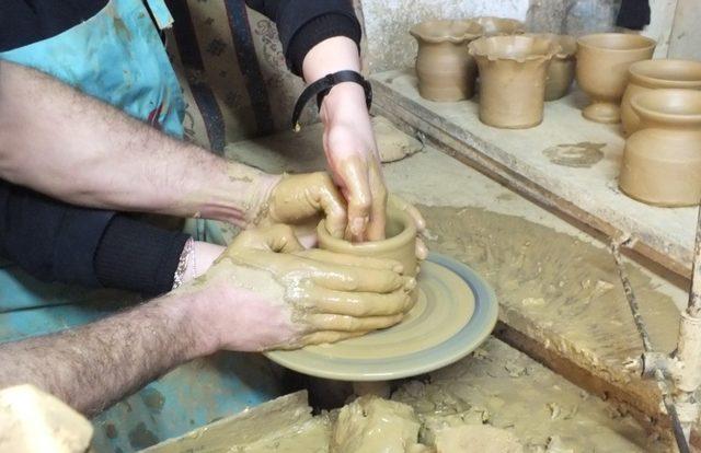 Çömlek ustası atölyesini gençlere açtı