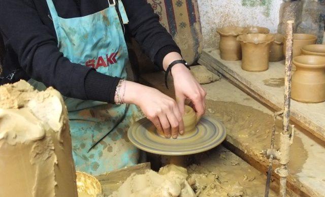 Çömlek ustası atölyesini gençlere açtı