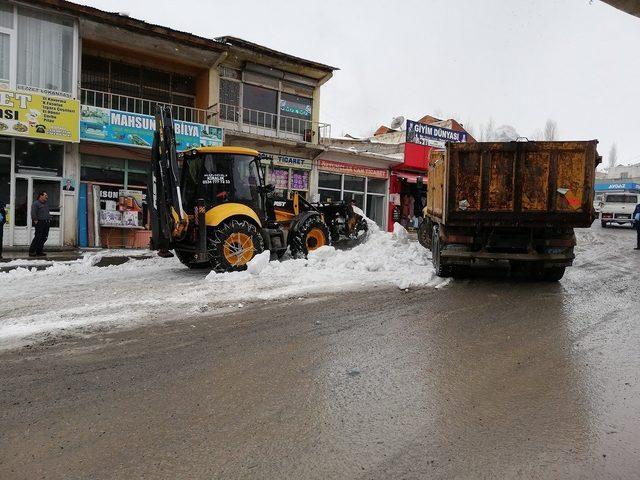 Başkale kar hapsinde