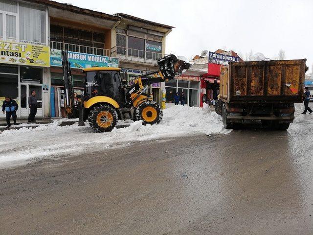 Başkale kar hapsinde