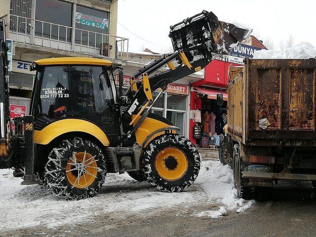 Başkale kar hapsinde