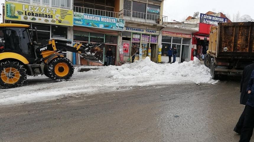 Başkale kar hapsinde