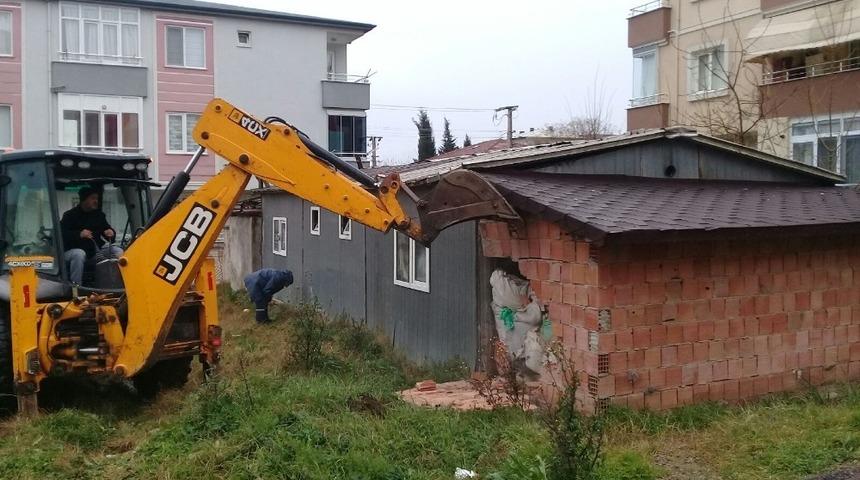 K&ouml;rfez&rsquo;de vatandaşların şikayet ettiği bina yıkıldı