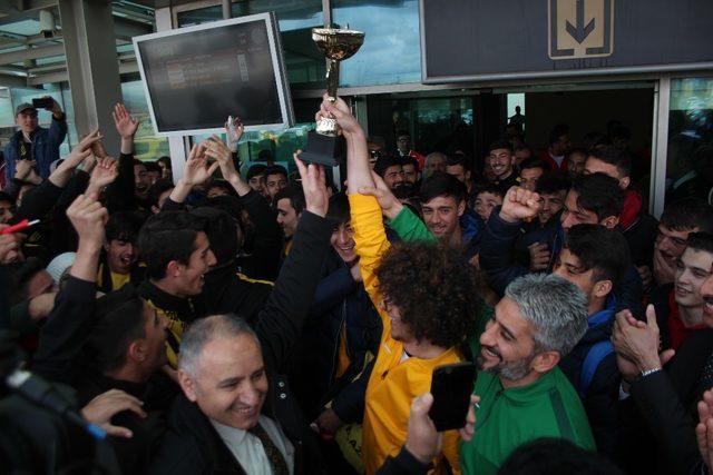 Türkiye şampiyonu liseliler coşkuyla karşılandı