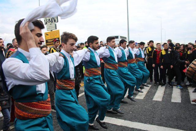 Türkiye şampiyonu liseliler coşkuyla karşılandı