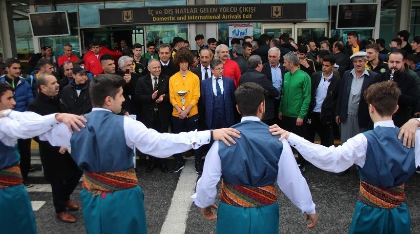 Türkiye şampiyonu liseliler coşkuyla karşılandı