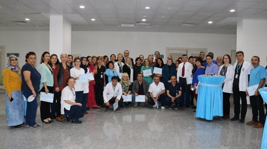 Görevde 25 yılı aşan sağlık çalışanlarına teşekkür belgesi