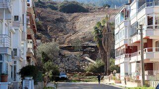 Çınarcık’ta korkutan heyelan! Facia bağıra bağıra geliyor