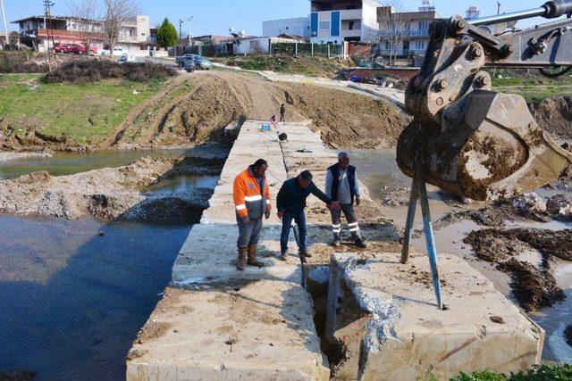 Torbalı’daki o köprüyü sel yıktı, belediye yeniliyor