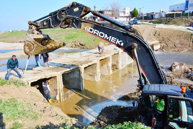 Torbalı’daki o köprüyü sel yıktı, belediye yeniliyor