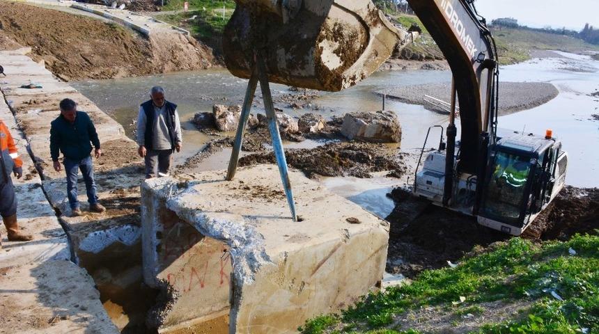 Torbalı&rsquo;daki o k&ouml;pr&uuml;y&uuml; sel yıktı, belediye yeniliyor