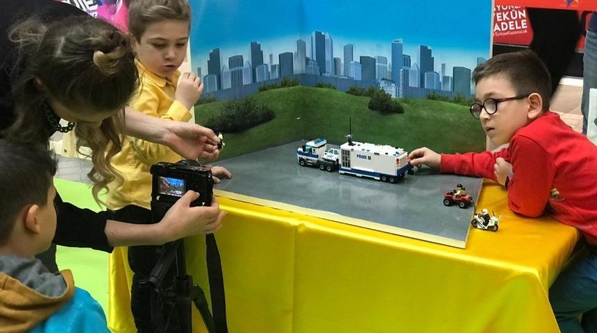 Y&ouml;netmen koltuğuna &ccedil;ocuklar ge&ccedil;ti