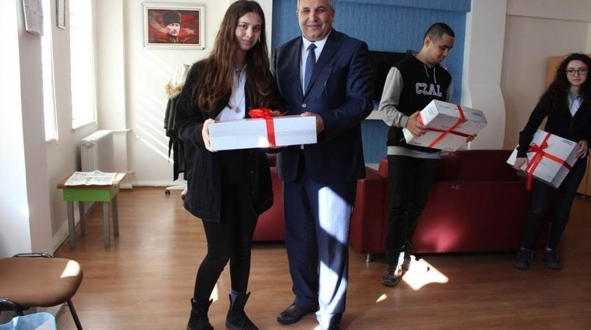 Kitap kurtlarına &ouml;d&uuml;lleri verildi