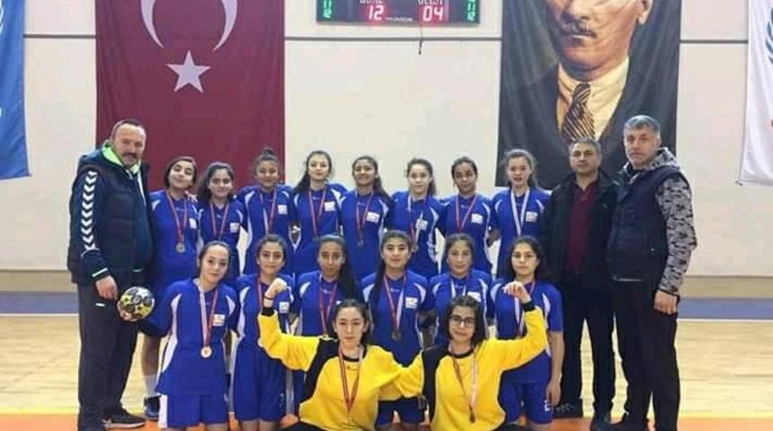 Analig Hentbol &Ccedil;eyrek Final M&uuml;sabakalarına Kayseri Damgası
